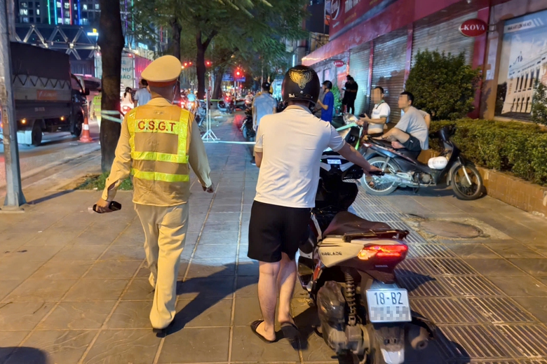 H&agrave; Nội: CSGT đ&oacute;n l&otilde;ng gần khu ăn nhậu cuối tuần, xử l&yacute; h&agrave;ng loạt "ma men" l&aacute;i xe- Ảnh 3.