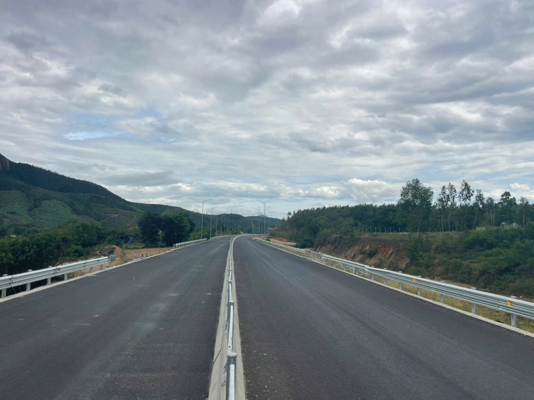 Nhà thầu lớn đua tiến độ về đích sớm trên đại công trường cao tốc Bắc - Nam- Ảnh 1. Nhà thầu lớn đua tiến độ về đích sớm trên đại công trường cao tốc Bắc - Nam- Ảnh 1.