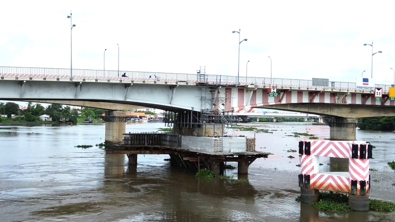 Hoàn tất kích nâng tĩnh không thông thuyền cầu 11.000 tấn bắc qua sông Sài Gòn lên 7m- Ảnh 2. Hoàn tất kích nâng tĩnh không thông thuyền cầu 11.000 tấn bắc qua sông Sài Gòn lên 7m- Ảnh 2.