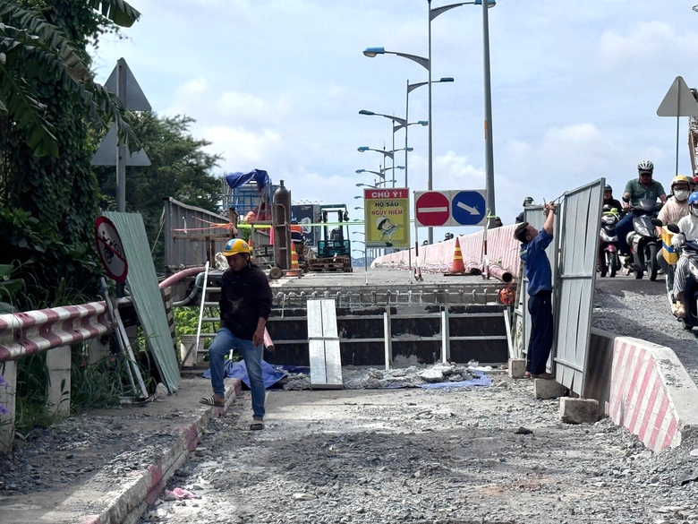 Hoàn tất kích nâng tĩnh không thông thuyền cầu 11.000 tấn bắc qua sông Sài Gòn lên 7m- Ảnh 3. Hoàn tất kích nâng tĩnh không thông thuyền cầu 11.000 tấn bắc qua sông Sài Gòn lên 7m- Ảnh 3.