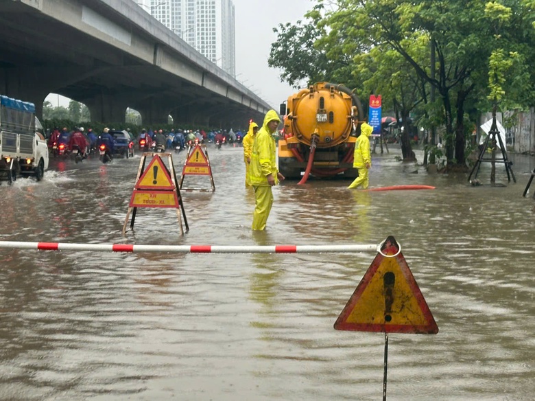 H&agrave; Nội l&ecirc;n phương &aacute;n khẩn cấp ứng ph&oacute; ngập &uacute;ng trước khi b&atilde;o số 11 đổ bộ- Ảnh 2.