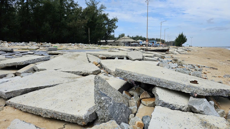 Huế: C&ocirc;ng bố t&igrave;nh huống khẩn cấp để khắc phục sạt lở bờ biển Thuận An- Ảnh 1.