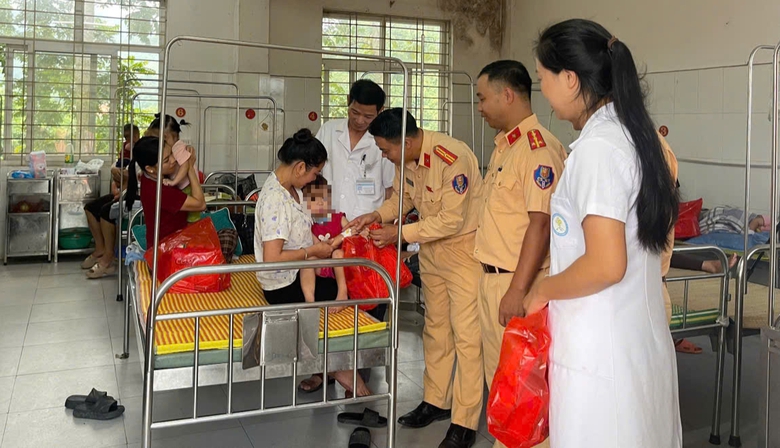 Trung thu ấm &aacute;p giữa v&ugrave;ng lũ L&agrave;o Cai- Ảnh 4.