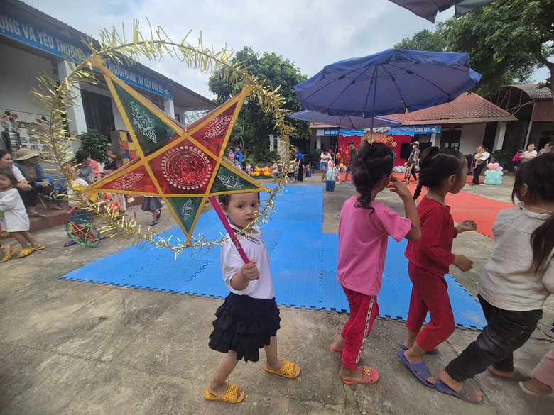 Trung thu ấm &aacute;p giữa v&ugrave;ng lũ L&agrave;o Cai- Ảnh 1.