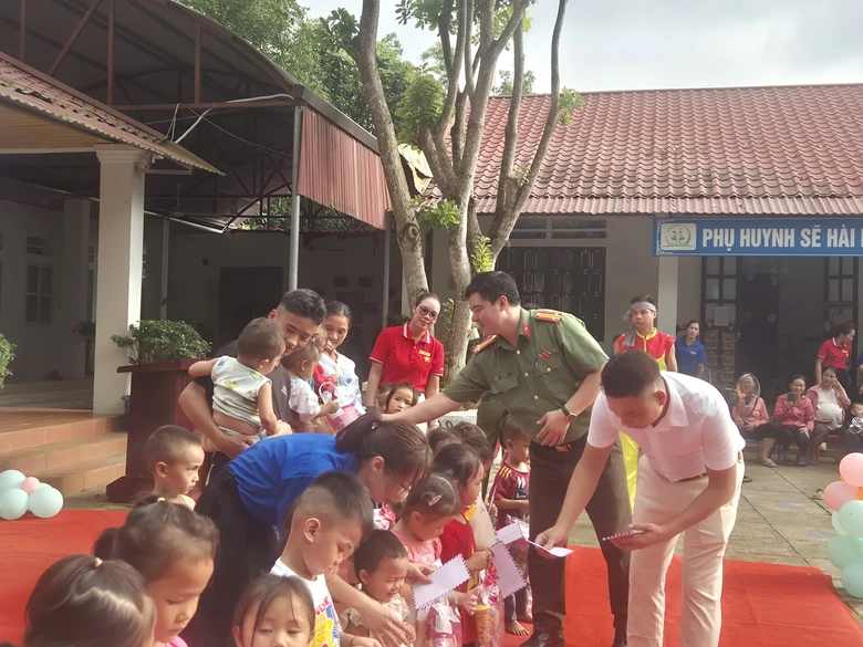 Trung thu ấm &aacute;p giữa v&ugrave;ng lũ L&agrave;o Cai- Ảnh 2.