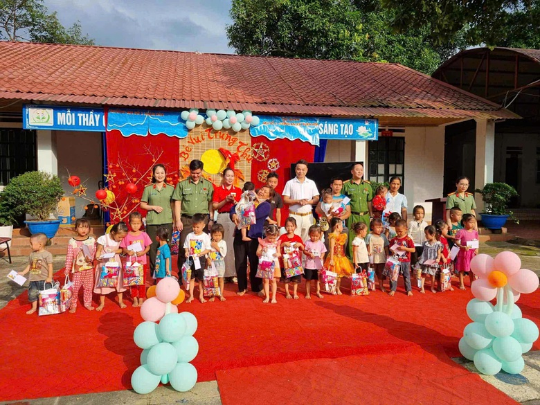 Trung thu ấm &aacute;p giữa v&ugrave;ng lũ L&agrave;o Cai- Ảnh 3.