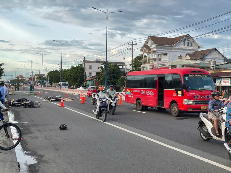 TP.HCM: Đi qua nơi va chạm giao th&ocirc;ng, người đ&agrave;n &ocirc;ng bị xe kh&aacute;ch c&aacute;n tử vong- Ảnh 2.