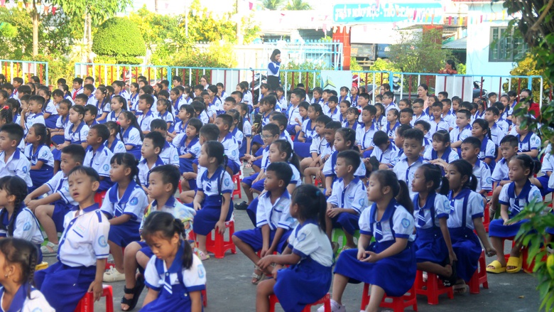 C&agrave; Mau: Tuy&ecirc;n truyền Luật Giao th&ocirc;ng, tặng mũ bảo hiểm cho học sinh lớp 1- Ảnh 2.