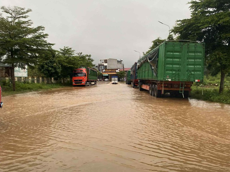 Mưa lớn ở Sơn La g&acirc;y sạt lở, nhiều nơi ngập cục bộ, giao th&ocirc;ng &aacute;ch tắc- Ảnh 2.