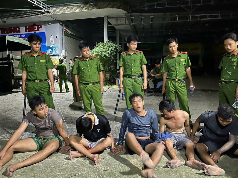 An Giang đưa hơn 250 học vi&ecirc;n bỏ trốn quay lại cơ sở cai nghiện ma t&uacute;y số 2- Ảnh 1.