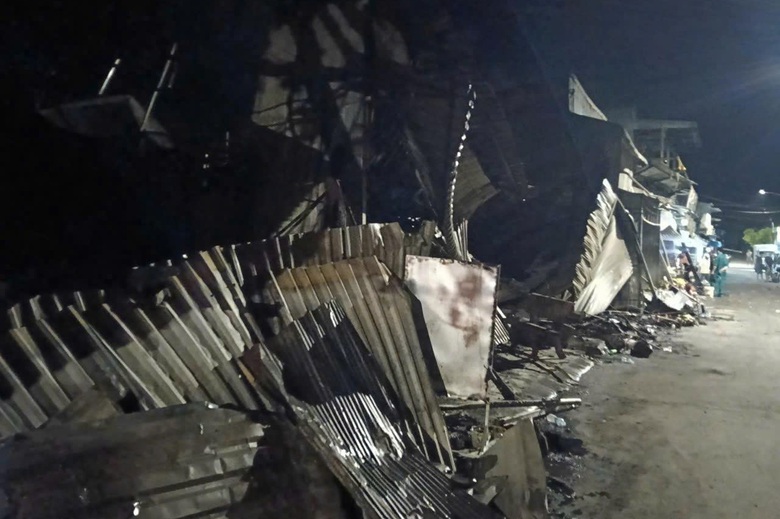 Ngọn lửa b&ugrave;ng ph&aacute;t l&uacute;c nửa đ&ecirc;m thi&ecirc;u rụi 7 căn nh&agrave; trong khu chợ ở An Giang- Ảnh 2.