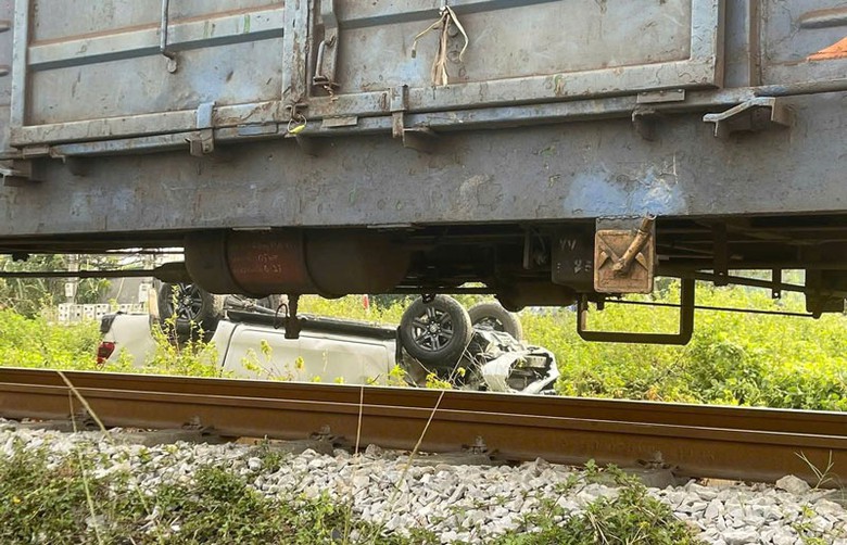 Chiếc xe b&aacute;n tải bị lật ngửa xuống ruộng.