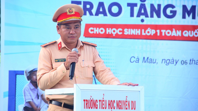 C&agrave; Mau: Tuy&ecirc;n truyền Luật Giao th&ocirc;ng, tặng mũ bảo hiểm cho học sinh lớp 1- Ảnh 1.