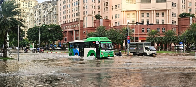 H&agrave; Nội: Ứng ph&oacute; b&atilde;o Matmo, xe bu&yacute;t c&oacute; thể tạm dừng, t&agrave;u điện trong t&igrave;nh trạng cảnh b&aacute;o cao- Ảnh 1.
