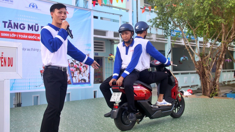 C&agrave; Mau: Tuy&ecirc;n truyền Luật Giao th&ocirc;ng, tặng mũ bảo hiểm cho học sinh lớp 1- Ảnh 4.