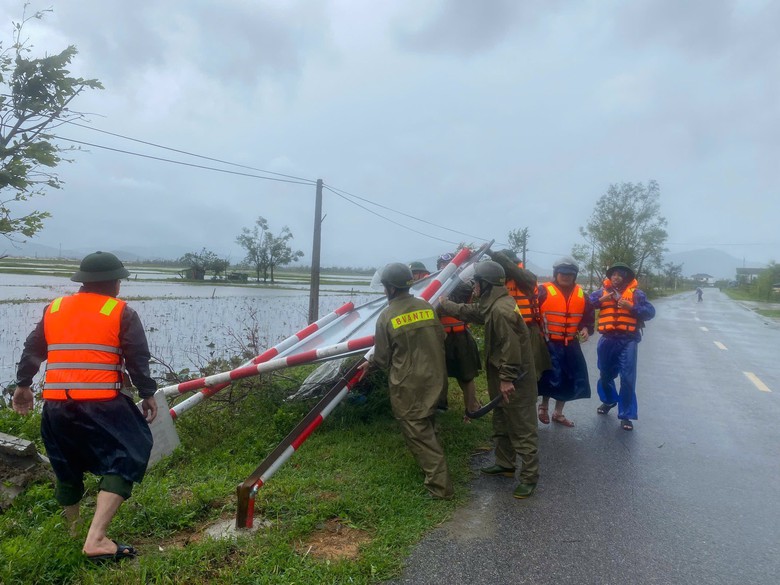 Những người h&ugrave;ng giữa t&acirc;m b&atilde;o H&agrave; Tĩnh: Từ hiến m&aacute;u cứu sản phụ đến dựng lại m&aacute;i nh&agrave;- Ảnh 3.