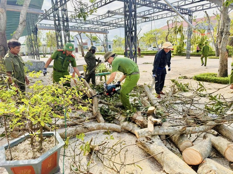 Những người h&ugrave;ng giữa t&acirc;m b&atilde;o H&agrave; Tĩnh: Từ hiến m&aacute;u cứu sản phụ đến dựng lại m&aacute;i nh&agrave;- Ảnh 8.