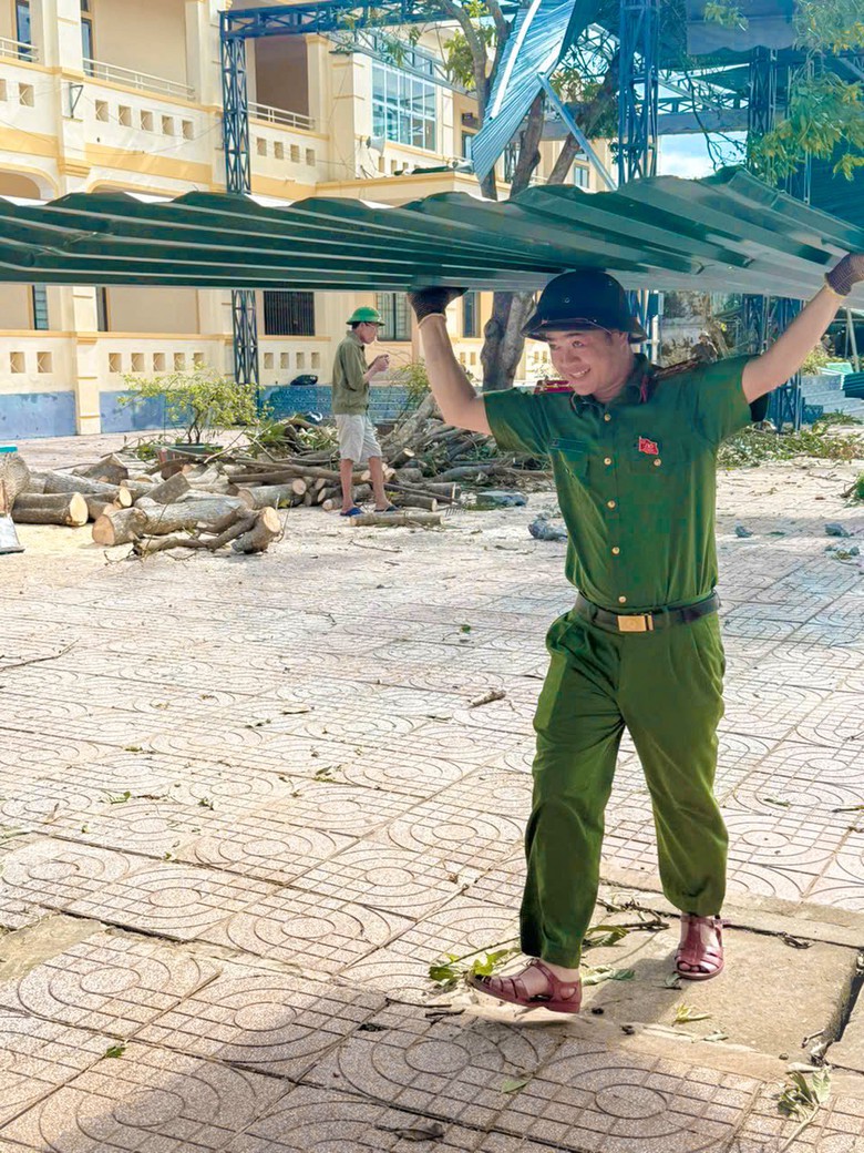 Những người h&ugrave;ng giữa t&acirc;m b&atilde;o H&agrave; Tĩnh: Từ hiến m&aacute;u cứu sản phụ đến dựng lại m&aacute;i nh&agrave;- Ảnh 9.