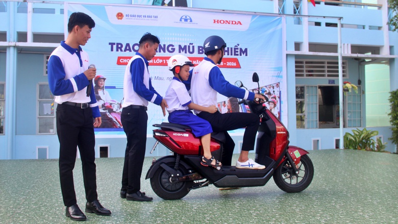 C&agrave; Mau: Tuy&ecirc;n truyền Luật Giao th&ocirc;ng, tặng mũ bảo hiểm cho học sinh lớp 1- Ảnh 5.