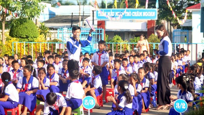 C&agrave; Mau: Tuy&ecirc;n truyền Luật Giao th&ocirc;ng, tặng mũ bảo hiểm cho học sinh lớp 1- Ảnh 6.