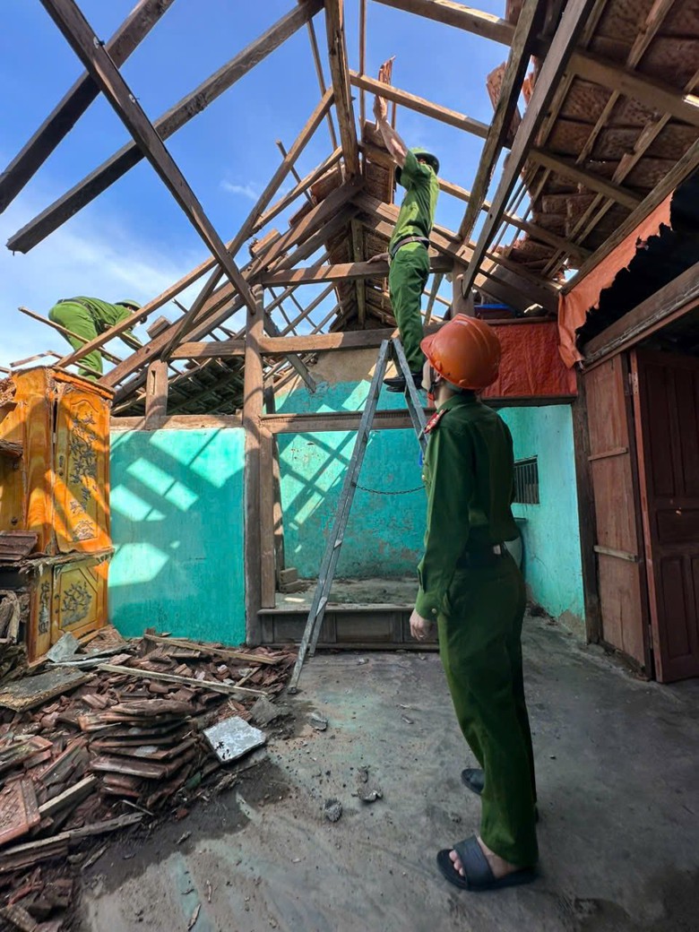 Những người h&ugrave;ng giữa t&acirc;m b&atilde;o H&agrave; Tĩnh: Từ hiến m&aacute;u cứu sản phụ đến dựng lại m&aacute;i nh&agrave;- Ảnh 7.