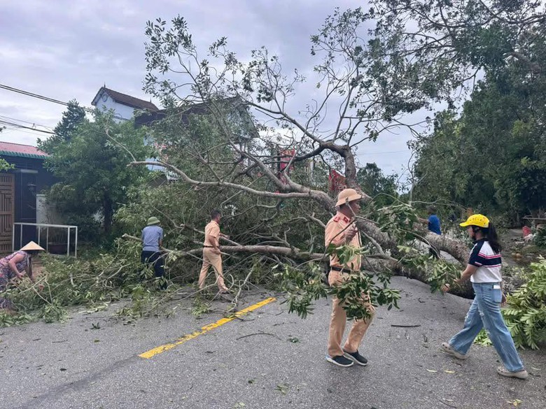 Những người h&ugrave;ng giữa t&acirc;m b&atilde;o H&agrave; Tĩnh: Từ hiến m&aacute;u cứu sản phụ đến dựng lại m&aacute;i nh&agrave;- Ảnh 4.