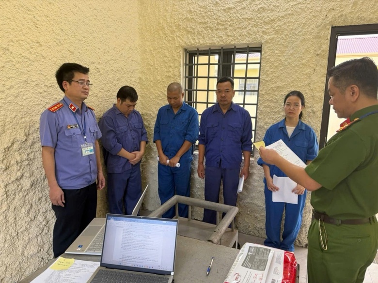 Bắt Ph&oacute; gi&aacute;m đốc Bệnh viện Phổi H&agrave; Nội l&agrave;m giả bệnh &aacute;n cho tội phạm- Ảnh 1.