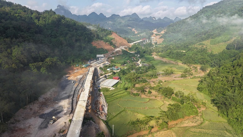 Nh&agrave; thầu giao th&ocirc;ng điều chỉnh ca k&iacute;p, l&ecirc;n sơ đồ tho&aacute;t nạn, sẵn s&agrave;ng ứng ph&oacute; b&atilde;o số 11- Ảnh 1.