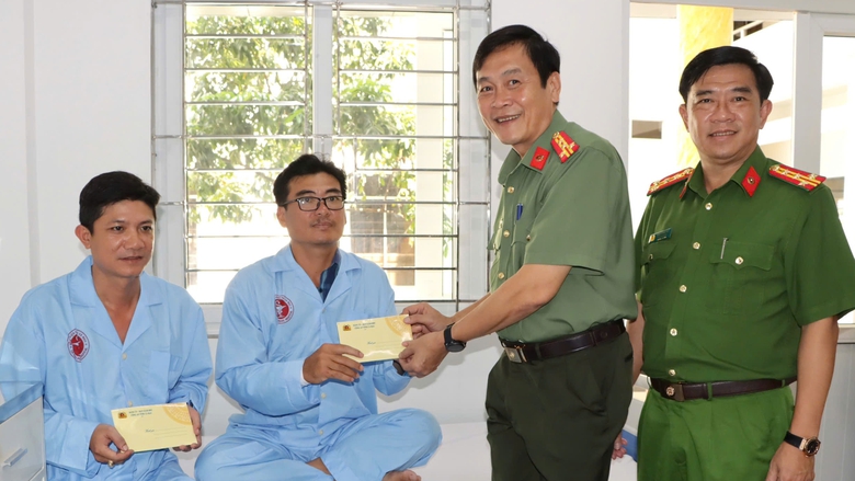 Sức khỏe 2 cán bộ công an bị thương khi làm nhiệm vụ ở Cà Mau hiện ra sao?- Ảnh 1. Sức khỏe 2 cán bộ công an bị thương khi làm nhiệm vụ ở Cà Mau hiện ra sao?- Ảnh 1.