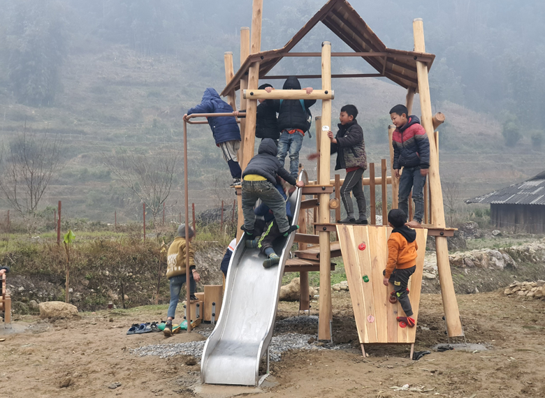 A group of kids playing on a slide  AI-generated content may be incorrect.