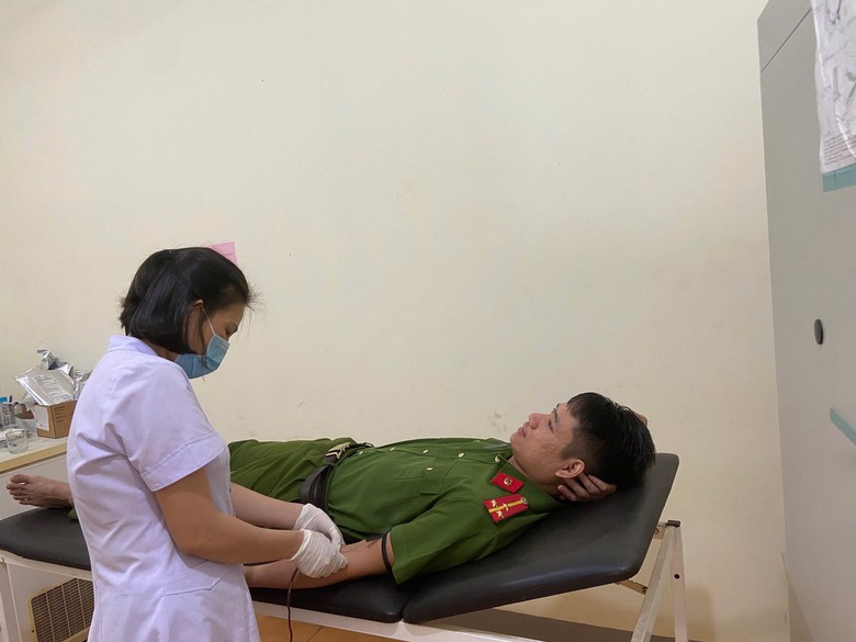 Những người h&ugrave;ng giữa t&acirc;m b&atilde;o H&agrave; Tĩnh: Từ hiến m&aacute;u cứu sản phụ đến dựng lại m&aacute;i nh&agrave;- Ảnh 1.