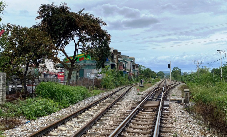 Thanh H&oacute;a: Cấp x&atilde; quản l&yacute;, xử l&yacute; c&aacute;c h&agrave;nh vi lấn chiếm đất d&agrave;nh cho đường sắt- Ảnh 1.