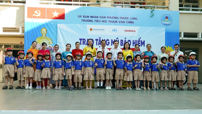 H&agrave;ng trăm học sinh trường tiểu học Phạm Văn Ch&iacute;nh (TP.HCM) được tặng mũ bảo hiểm- Ảnh 1.