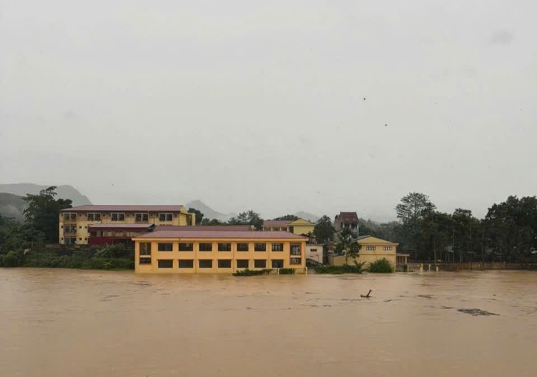 Th&aacute;i Nguy&ecirc;n: Khẩn cấp giải cứu 270 gi&aacute;o vi&ecirc;n, học sinh mắc kẹt trong biển nước Na R&igrave;- Ảnh 1.