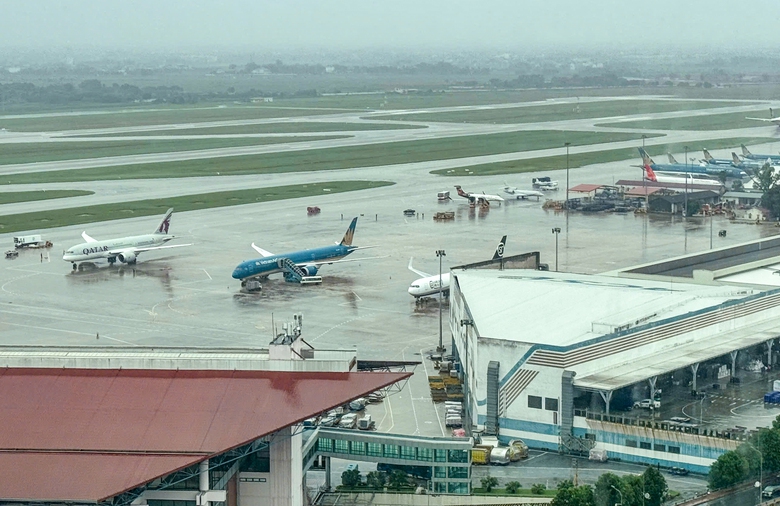 Gần 20 chuyến bay bị ảnh hưởng do mưa dông tại Nội Bài- Ảnh 1. Gần 20 chuyến bay bị ảnh hưởng do mưa dông tại Nội Bài- Ảnh 1.