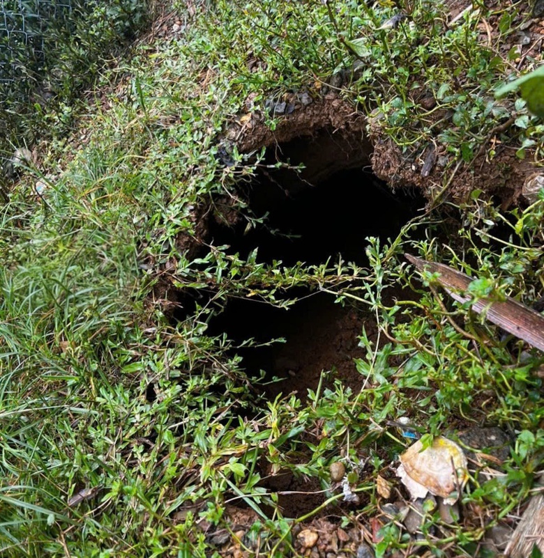 Th&aacute;i Nguy&ecirc;n: Một hố sụt l&uacute;n s&acirc;u khoảng 10m cắt đ&ocirc;i QL3B, giao th&ocirc;ng t&ecirc; liệt- Ảnh 2.