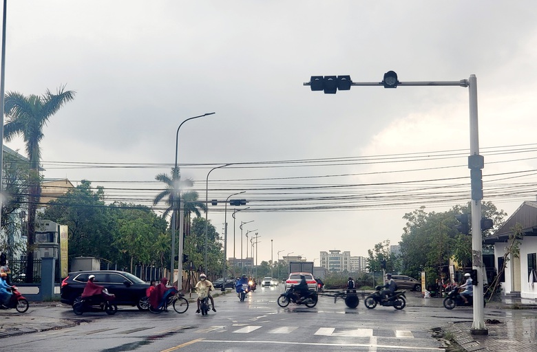 Đ&egrave;n giao th&ocirc;ng hư h&agrave;ng loạt sau b&atilde;o, H&agrave; Tĩnh đang t&igrave;m đơn vị bảo tr&igrave;- Ảnh 1.