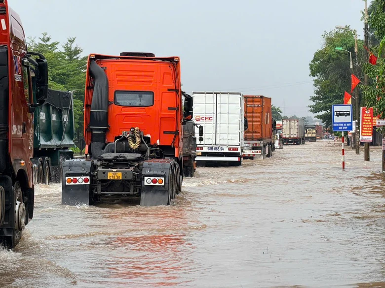 Mưa lớn, nhiều tuyến đường sạt lở, ngập &uacute;ng, cảnh s&aacute;t giao th&ocirc;ng Bắc Ninh cảnh b&aacute;o khẩn- Ảnh 1.