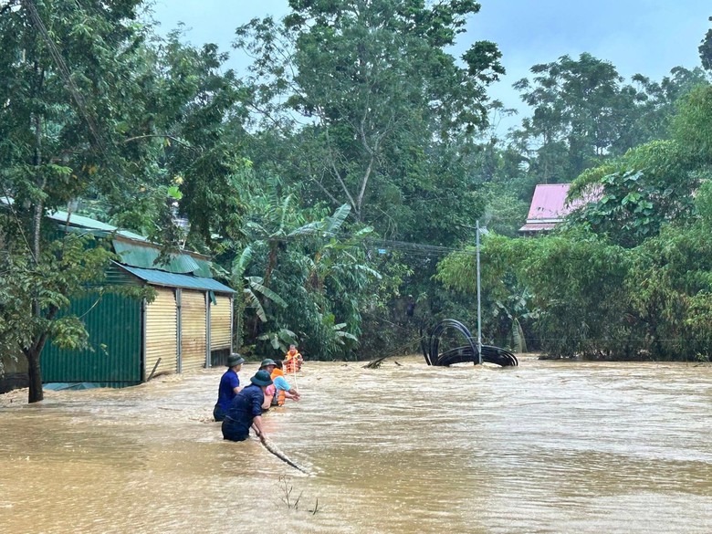 Tuyên Quang: Kịp thời giải cứu ba người mắc kẹt giữa dòng nước lũ- Ảnh 2. Tuyên Quang: Kịp thời giải cứu ba người mắc kẹt giữa dòng nước lũ- Ảnh 2.