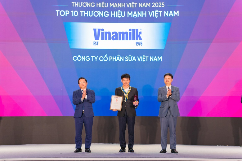 Đại diện Vinamilk - &Ocirc;ng Phạm Tuy&ecirc;n, Gi&aacute;m đốc Chi nh&aacute;nh Vinamilk H&agrave; Nội - nhận vinh danh Top 10 Thương hiệu Mạnh Việt Nam 2025
