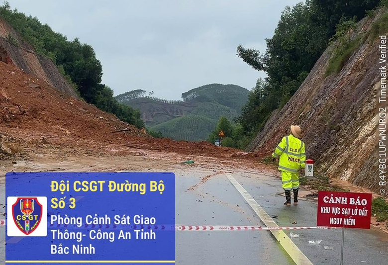 Mưa lớn, nhiều tuyến đường sạt lở, ngập &uacute;ng, cảnh s&aacute;t giao th&ocirc;ng Bắc Ninh cảnh b&aacute;o khẩn- Ảnh 2.