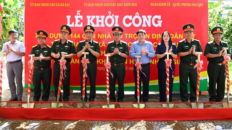 Quân khu 9 khởi công xây dựng 144 căn nhà hỗ trợ ổn định dân cư, người có công- Ảnh 1. Quân khu 9 khởi công xây dựng 144 căn nhà hỗ trợ ổn định dân cư, người có công- Ảnh 1.