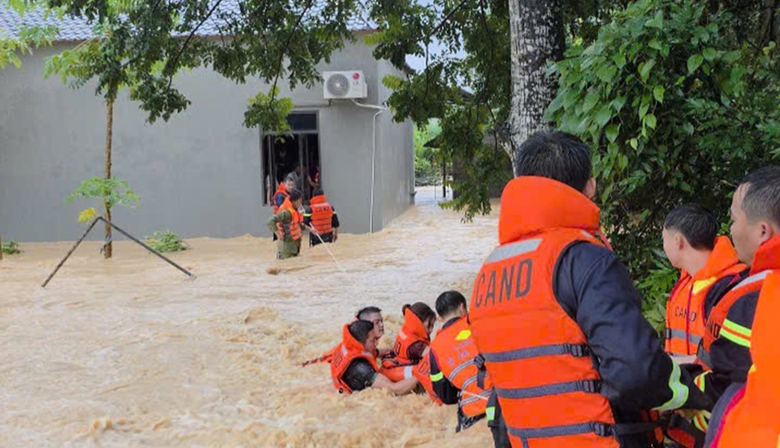 C&ocirc;ng an Bắc Ninh đu d&acirc;y, vượt lũ giải cứu gia đ&igrave;nh 5 người l&uacute;c rạng s&aacute;ng- Ảnh 1.