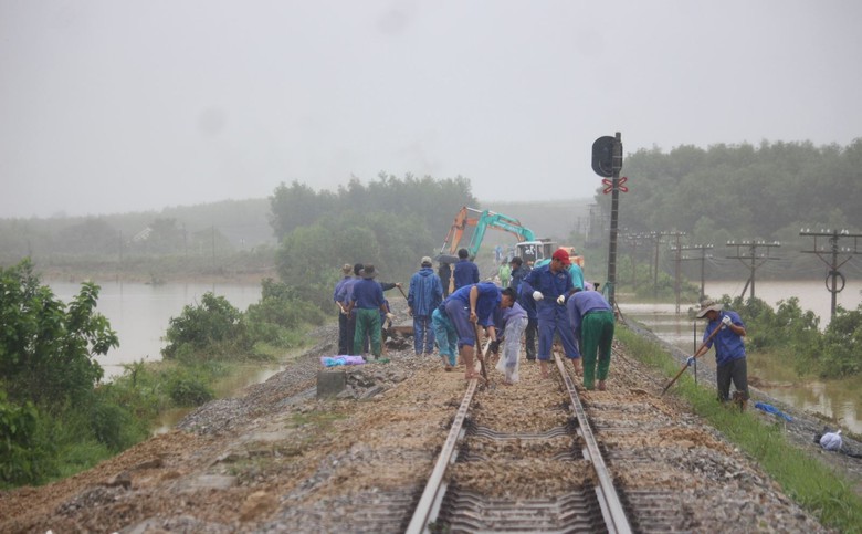 B&atilde;o nối b&atilde;o, đường sắt vẫn th&ocirc;ng v&agrave; h&agrave;nh tr&igrave;nh giữ an to&agrave;n tr&ecirc;n từng ray th&eacute;p- Ảnh 2.