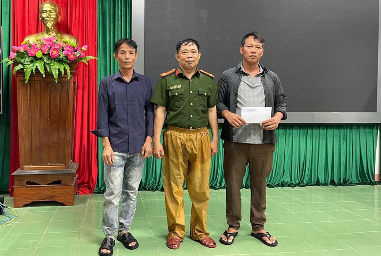 Lời kể của trung tá công an và 2 người dân vượt sóng dữ cứu 7 người trên tàu cá gặp nạn- Ảnh 2. Lời kể của trung tá công an và 2 người dân vượt sóng dữ cứu 7 người trên tàu cá gặp nạn- Ảnh 2.