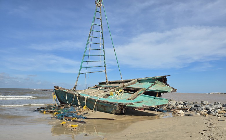 Lời kể của trung tá công an và 2 người dân vượt sóng dữ cứu 7 người trên tàu cá gặp nạn- Ảnh 3. Lời kể của trung tá công an và 2 người dân vượt sóng dữ cứu 7 người trên tàu cá gặp nạn- Ảnh 3.