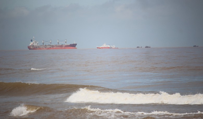 Lời kể của trung tá công an và 2 người dân vượt sóng dữ cứu 7 người trên tàu cá gặp nạn- Ảnh 4. Lời kể của trung tá công an và 2 người dân vượt sóng dữ cứu 7 người trên tàu cá gặp nạn- Ảnh 4.