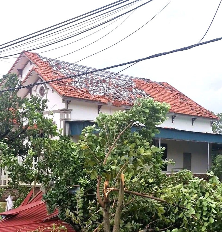 Lốc xo&aacute;y g&acirc;y thiệt hại nhiều nh&agrave; d&acirc;n, trường học tại Hải Ph&ograve;ng- Ảnh 1.