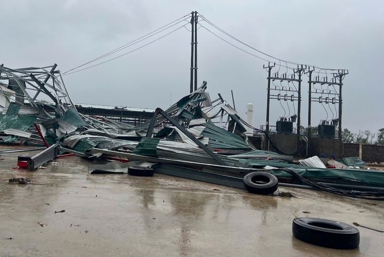 H&agrave; Tĩnh: Người d&acirc;n xếp h&agrave;ng mua vật liệu x&acirc;y dựng về sửa chữa nh&agrave; cửa sau b&atilde;o lũ- Ảnh 1.