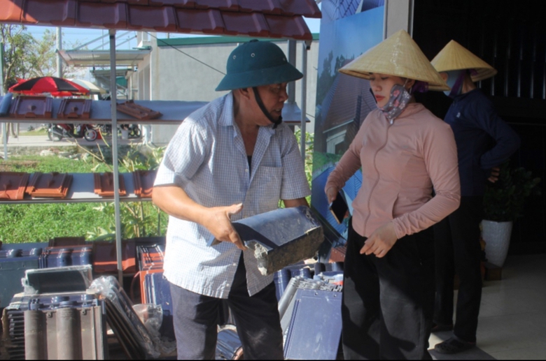 H&agrave; Tĩnh: Người d&acirc;n xếp h&agrave;ng mua vật liệu x&acirc;y dựng về sửa chữa nh&agrave; cửa sau b&atilde;o lũ- Ảnh 2.